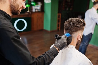 Yakışıklı sakallı adam, berber, Kuaför iş yerinde.