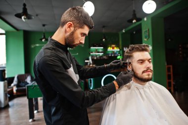 Yakışıklı sakallı adam, berber, Kuaför iş yerinde.