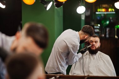 Yakışıklı sakallı adam, berber, Kuaför iş yerinde.
