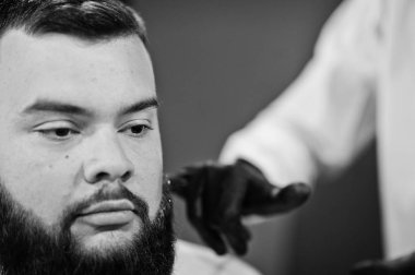 Yakışıklı sakallı adam, berber, Kuaför iş yerinde.