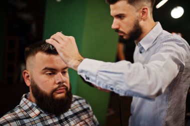 Yakışıklı sakallı adam, berber, Kuaför iş yerinde.