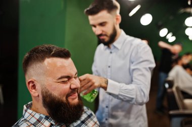 Yakışıklı sakallı adam, berber, Kuaför iş yerinde.