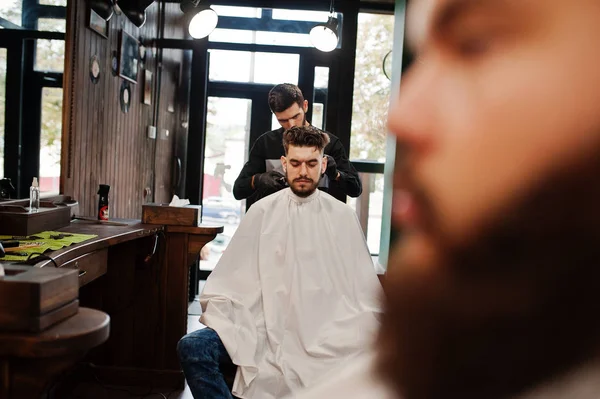 Knappe Bebaarde Man Barbershop Kapper Het Werk — Stockfoto