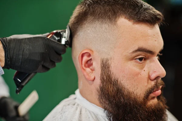 Schöner Bärtiger Mann Beim Friseur Friseur Bei Der Arbeit — Stockfoto