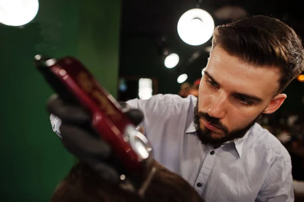 Knappe Bebaarde Man Barbershop Kapper Het Werk — Stockfoto