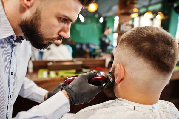 在理发店 理发师在工作 英俊的胡子男子 关闭颈背 — 图库照片