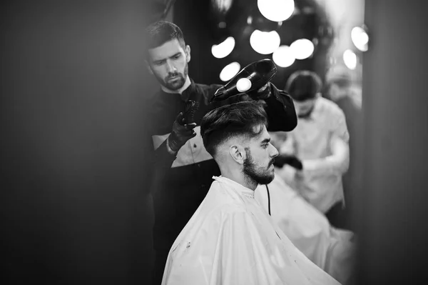 Hombre Barbudo Guapo Peluquería Barbero Trabajo — Foto de Stock