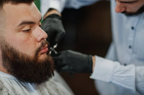 Schöner Bärtiger Mann Beim Friseur Friseur Bei Der Arbeit — Stockfoto