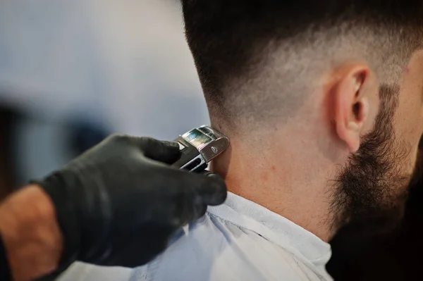 Hombre Barbudo Guapo Peluquería Barbero Trabajo Cerca Nuca — Foto de Stock