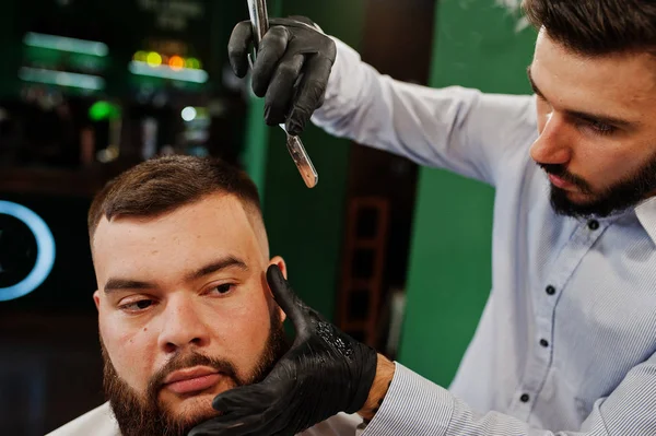 Schöner Bärtiger Mann Beim Friseur Friseur Bei Der Arbeit — Stockfoto