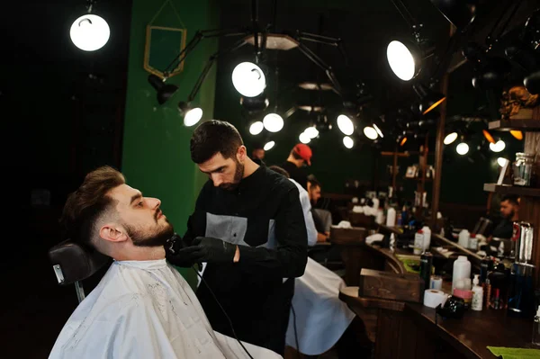 英俊的胡子男子在理发店 理发师在工作 — 图库照片