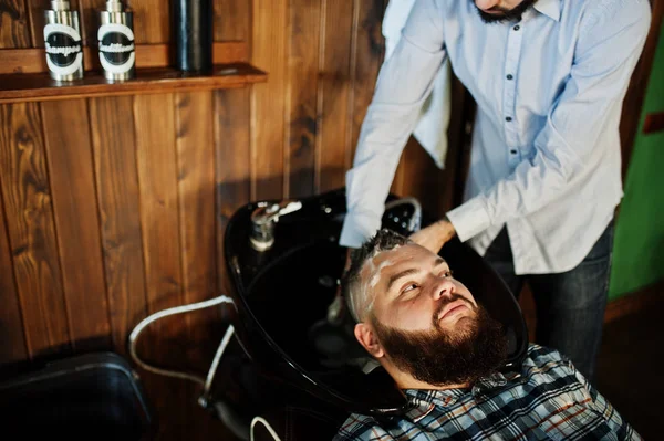 在理发店 理发师在工作 英俊的胡子男子 — 图库照片