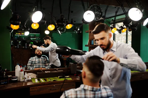 Bonito Barbudo Barbearia Barbeiro Trabalho — Fotografia de Stock