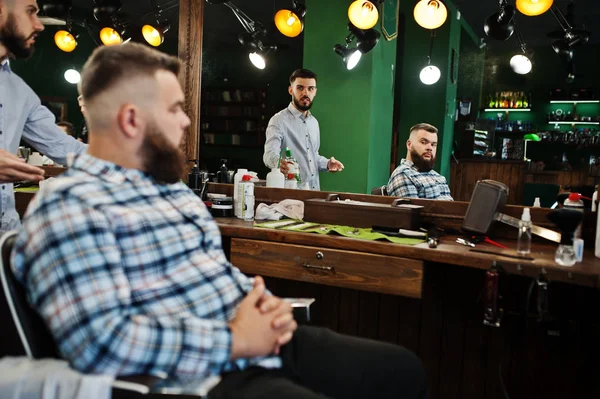 Hombre Barbudo Guapo Peluquería Barbero Trabajo —  Fotos de Stock