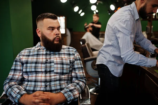 Schöner Bärtiger Mann Beim Friseur Friseur Bei Der Arbeit — Stockfoto