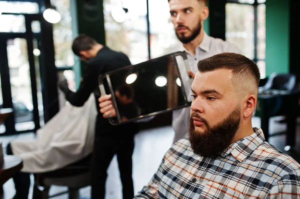 Przystojny Brodaty Mężczyzna Salonie Fryzjerskim Fryzjer Pracy — Zdjęcie stockowe