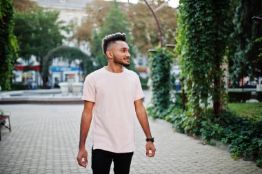 Pembe tişört şık Hint sakallı adam. Hindistan modeli şehrin sokaklarında, açık poz verdi.