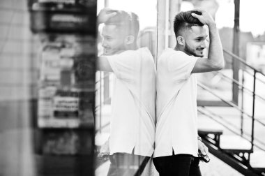 Pembe tişört şık Hint sakallı adam. Hindistan modeli ayna penceresinin karşı şehrin sokaklarında, açık poz verdi.