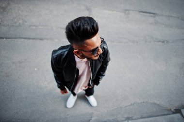 Siyah deri ceket ve güneş gözlükleri şık Hint sakallı adam. Hindistan modeli şehrin sokaklarında, açık poz verdi.