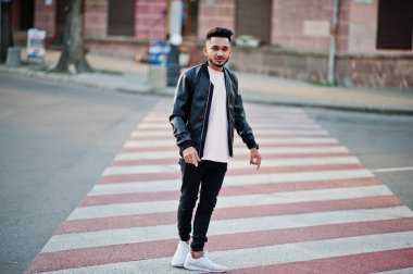Zebra kapısı üzerinde yürüyen siyah deri ceket şık Hint sakallı adam. Hindistan modeli şehrin sokaklarında, açık poz verdi.