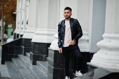 Siyah deri ceket şık Hint sakallı adam. Hindistan modeli şehrin sokaklarında, açık poz verdi.