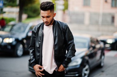 Siyah deri ceket araba karşı şık Hint sakallı adam. Hindistan modeli şehrin sokaklarında poz verdi..