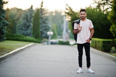 Pembe t-shirt siyah deri ceket omuz ile şık Hint sakallı adam. Akşam city adlı yürüyüş Hindistan modeli.