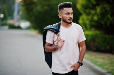 Pembe t-shirt siyah deri ceket omuz ile şık Hint sakallı adam. Akşam city adlı yürüyüş Hindistan modeli.