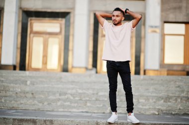 Pembe tişört şık Hint sakallı adam. Hindistan modeli şehir günbatımında poz verdi..