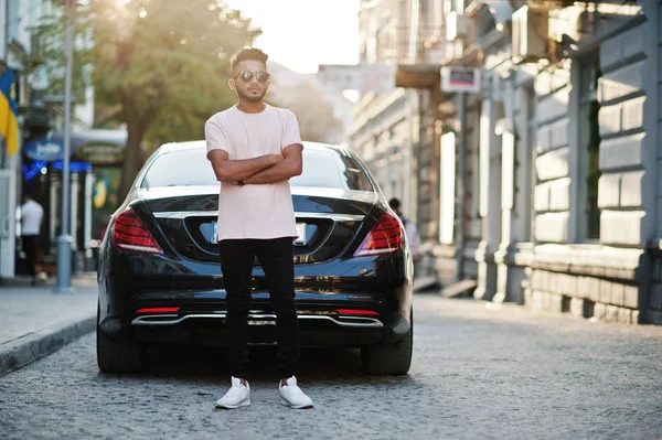 Elegante Hombre Barba India Gafas Sol Camiseta Rosa Contra Coche —  Fotos de Stock