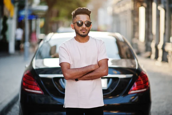 Stilvoller Indischer Bartträger Mit Sonnenbrille Und Rosa Shirt Gegen Luxusauto — Stockfoto