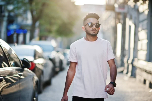 Stylischer Indischer Bartträger Mit Sonnenbrille Und Rosa Shirt Indien Modell — Stockfoto