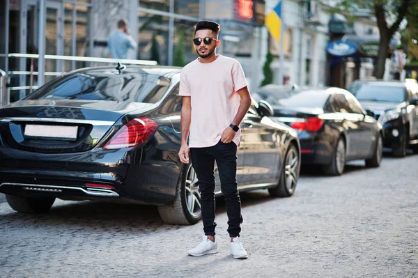 Eleganta Indiska Skägg Mannen Solglasögon Och Rosa Shirt Mot Lyxbil — Stockfoto