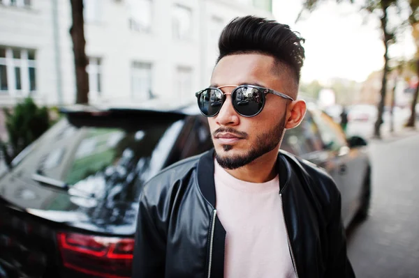 Stilvoller Indischer Bartträger Mit Schwarzer Lederjacke Und Sonnenbrille Gegen Business — Stockfoto