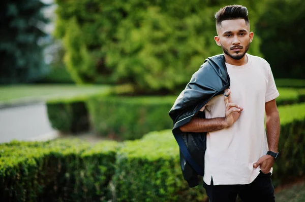 Elegante Uomo Barba Indiana Giacca Pelle Nera India Modello Posato — Foto Stock