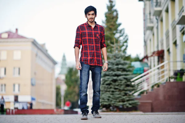 Młody Student Indian Man Czerwone Kraciaste Koszule Spodnie Jakie City — Zdjęcie stockowe