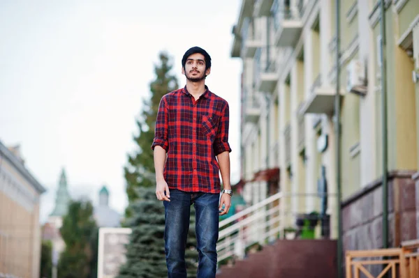 Joven Estudiante Indio Con Camisa Roja Cuadros Jeans Caminando Por —  Fotos de Stock