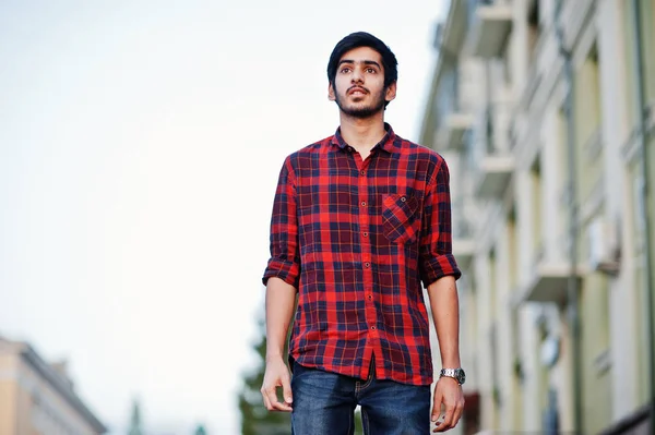 Giovane Indiano Studente Uomo Scacchi Rosso Camicia Jeans Piedi Città — Foto Stock