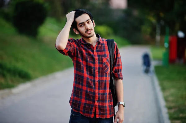 Joven Estudiante Indio Con Camisa Roja Cuadros Jeans Con Mochila —  Fotos de Stock