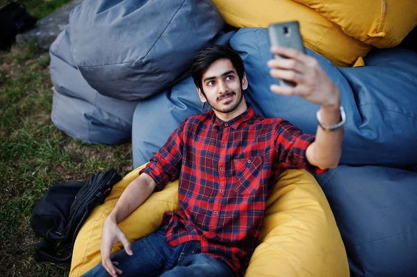 Młody Student Indian Man Kraciaste Koszule Spodnie Siedzi Zrelaksować Się — Zdjęcie stockowe