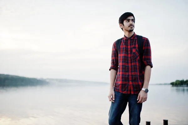 Jovem Estudante Indiano Camisa Xadrez Jeans Com Mochila Posou Cidade — Fotografia de Stock