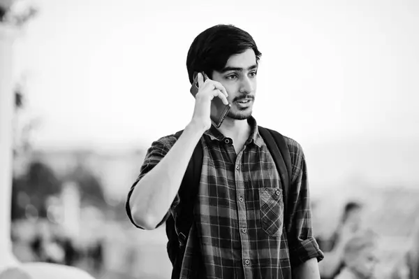 Człowiek Młody Student Indian Kraciaste Koszule Spodnie Plecaka Mówiąc Telefon — Zdjęcie stockowe