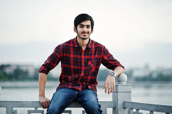 Jeune Étudiant Indien Carreaux Chemise Jeans Assis Sur Des Mains — Photo