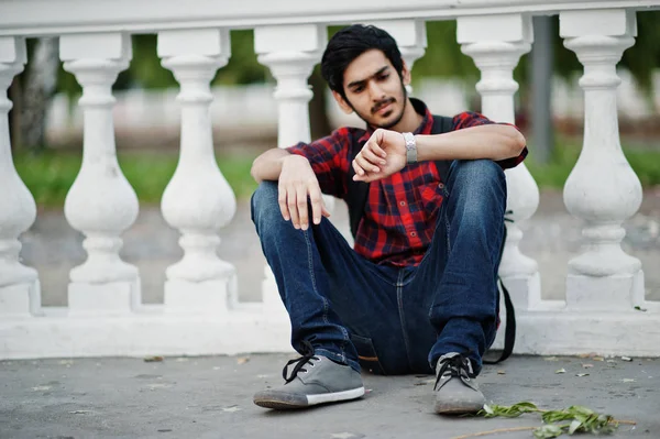 Unga Indiska Studenten Man Rutig Skjorta Och Jeans Med Ryggsäck — Stockfoto