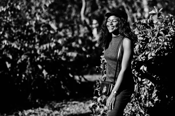 Стильна Дівчина Афро Американських Сіра Туніка Crossbody Мішок Cap Позувала — стокове фото