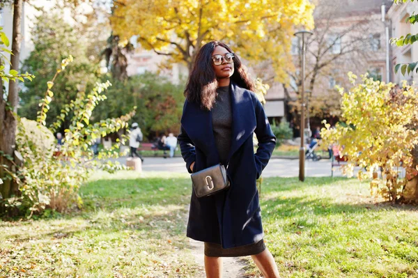 Élégante Fille Afro Américaine Manteau Bleu Lunettes Soleil Posées Lors — Photo