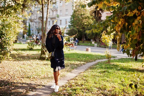 Élégante Fille Afro Américaine Manteau Bleu Lunettes Soleil Posées Lors — Photo