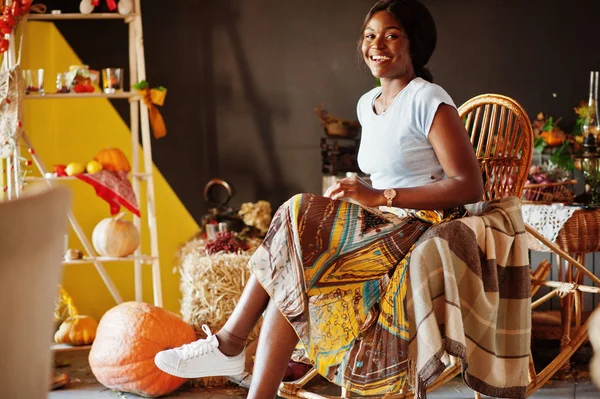 Афро Американських Дівчина Сидить Крісло Гойдалка Проти Осінній Настрою Прикраси — стокове фото