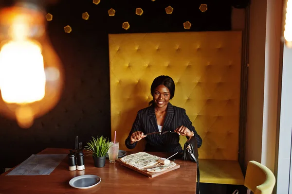 Empresária Afro Americana Comer Pizza Queijo Café Preto Menina Ter — Fotografia de Stock