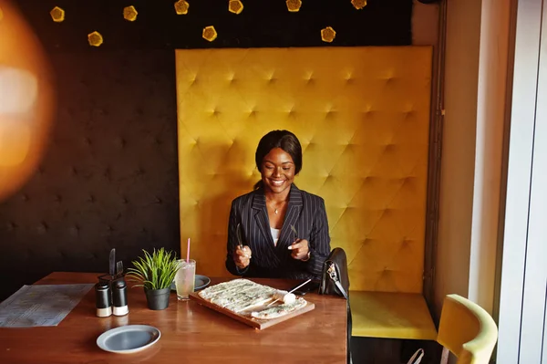 Empresária Afro Americana Comer Pizza Queijo Café Preto Menina Ter — Fotografia de Stock